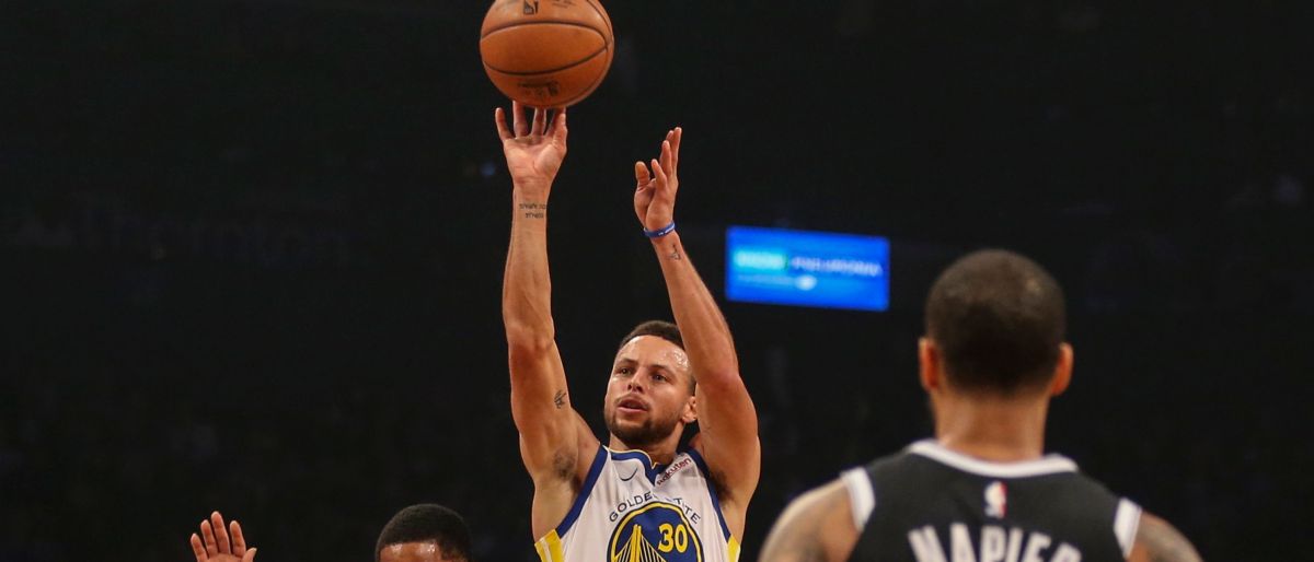 Stephen Curry impone récord de triples, Warriors vencen a Nets