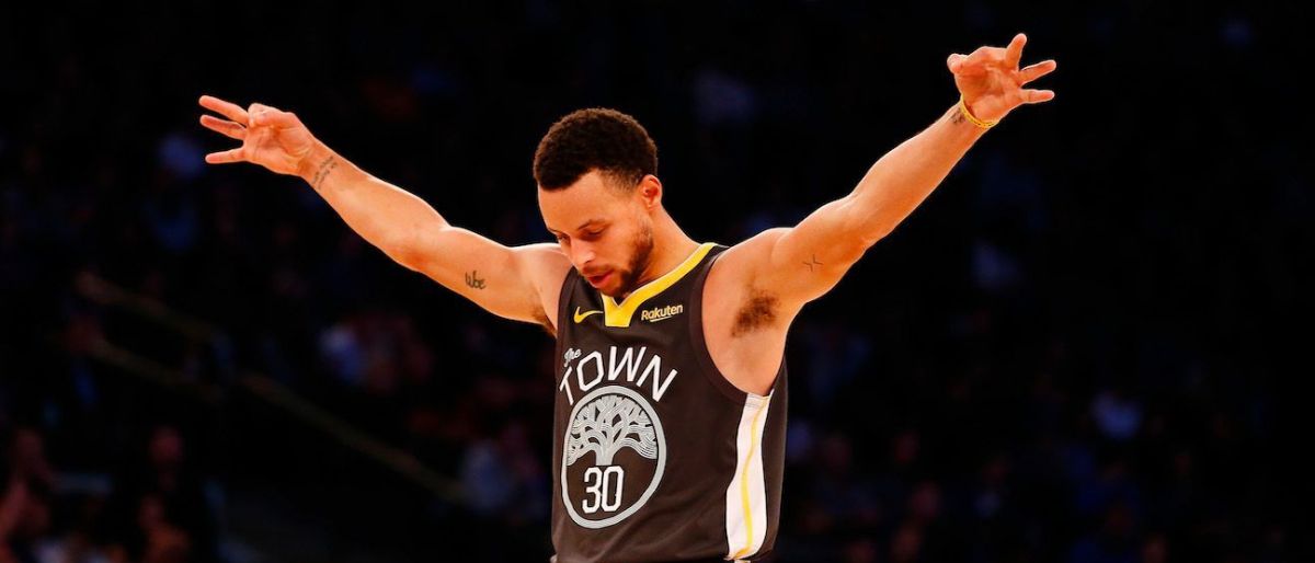 Gran noche de Curry lleva a Warriors a 6to triunfo al hilo
