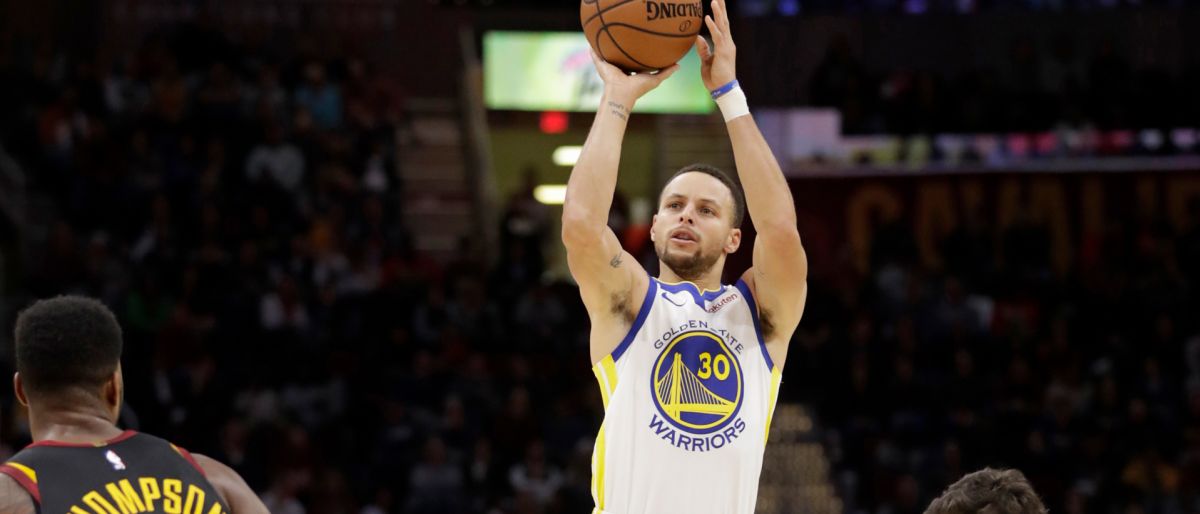 Curry anota 42 puntos y Warriors apalea 129-105 a Cavaliers
