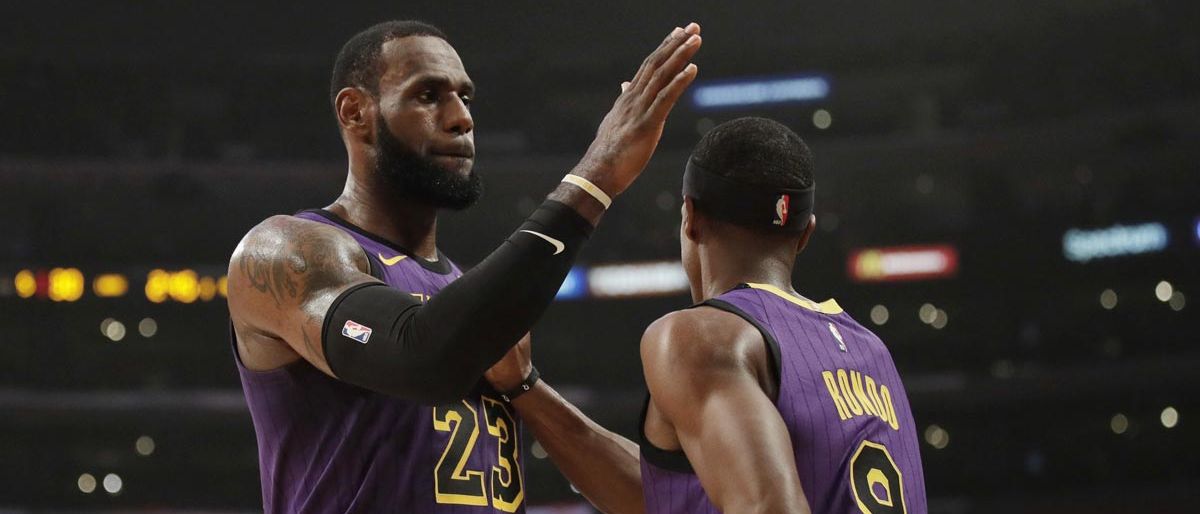 James anota 22 puntos; Lakers ganan 112-104 a Pelicans