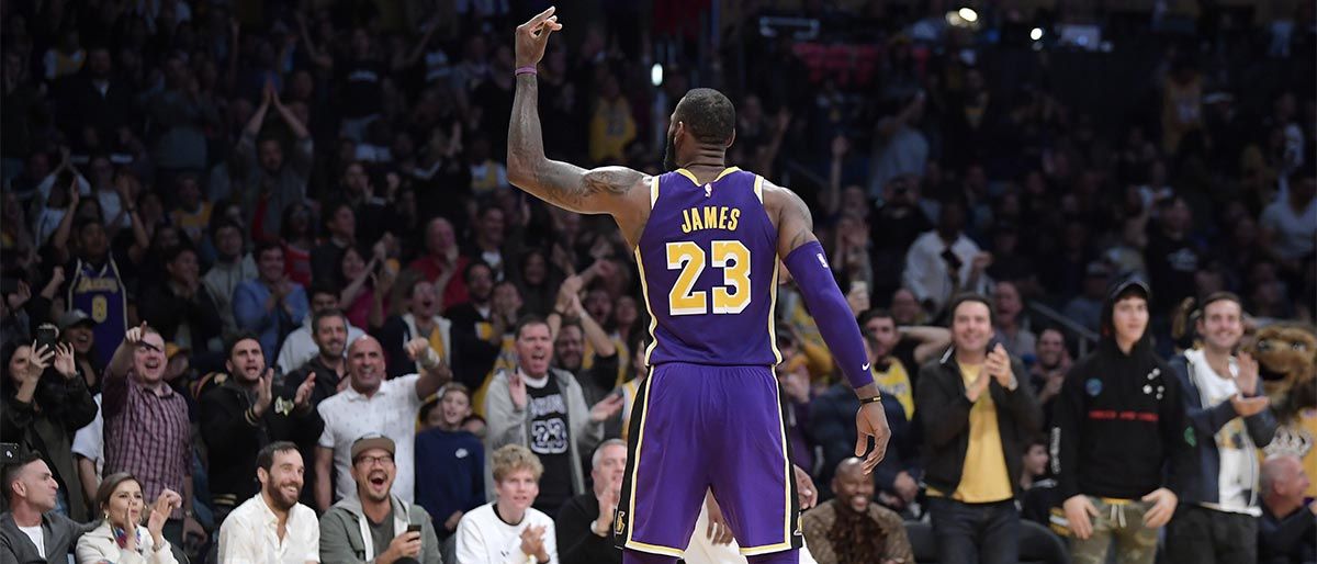 LeBron anota 42, Lakers reaccionan al final y ganan a Spurs