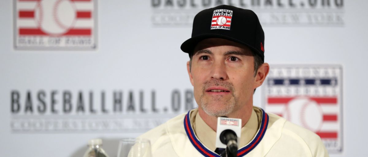 ¿Cuál gorra debería tener en su placa Mike Mussina, la de Orioles o Yankees?