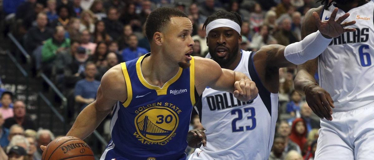 Curry acierta 11 triples al guiar a Warriors sobre Mavericks