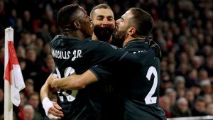 Vinicius, Asensio y el VAR salvan al Madrid en Ámsterdam