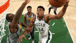 Antetokounmpo y Middleton llevan a Bucks a vencer a Pacers