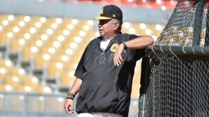 Félix Fermín anuncia definirá roster y rotación lanzadores para iniciar temporada