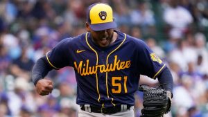 Peralta se convierte en un verdadero “pitcher” en Milwaukee